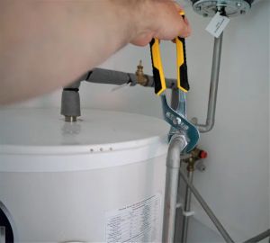 Nowoczesny system filtracji wody w kotłowni, symbolizujący recykling wody szarej i zaawansowane oczyszczanie ścieków w domu pasywnym.