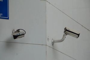 System uzdatniania wody z filtrami i lampą UV w kotłowni.
