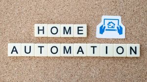 Kobieta sterująca inteligentnym oświetleniem ogrodu za pomocą tabletu, symbolizując łatwość zarządzania systemem smart home.