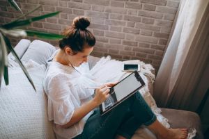Kobieta sterująca inteligentnym domem z tabletu