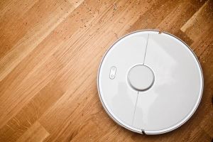 Kobieta korzystająca z inteligentnych urządzeń w nowoczesnej kuchni Smart Home.