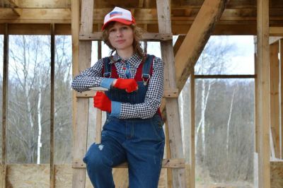 Pracownik instalujący panel fotowoltaiczny na dachu domu, podkreślający samodzielność w konserwacji systemów energetycznych.