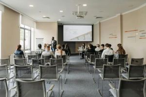 Uczestnicy warsztatów uczący się budować kompostownik